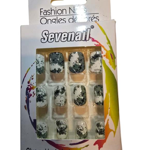 Sevenail Black and White Press-On Nails - Picture 1 of 3